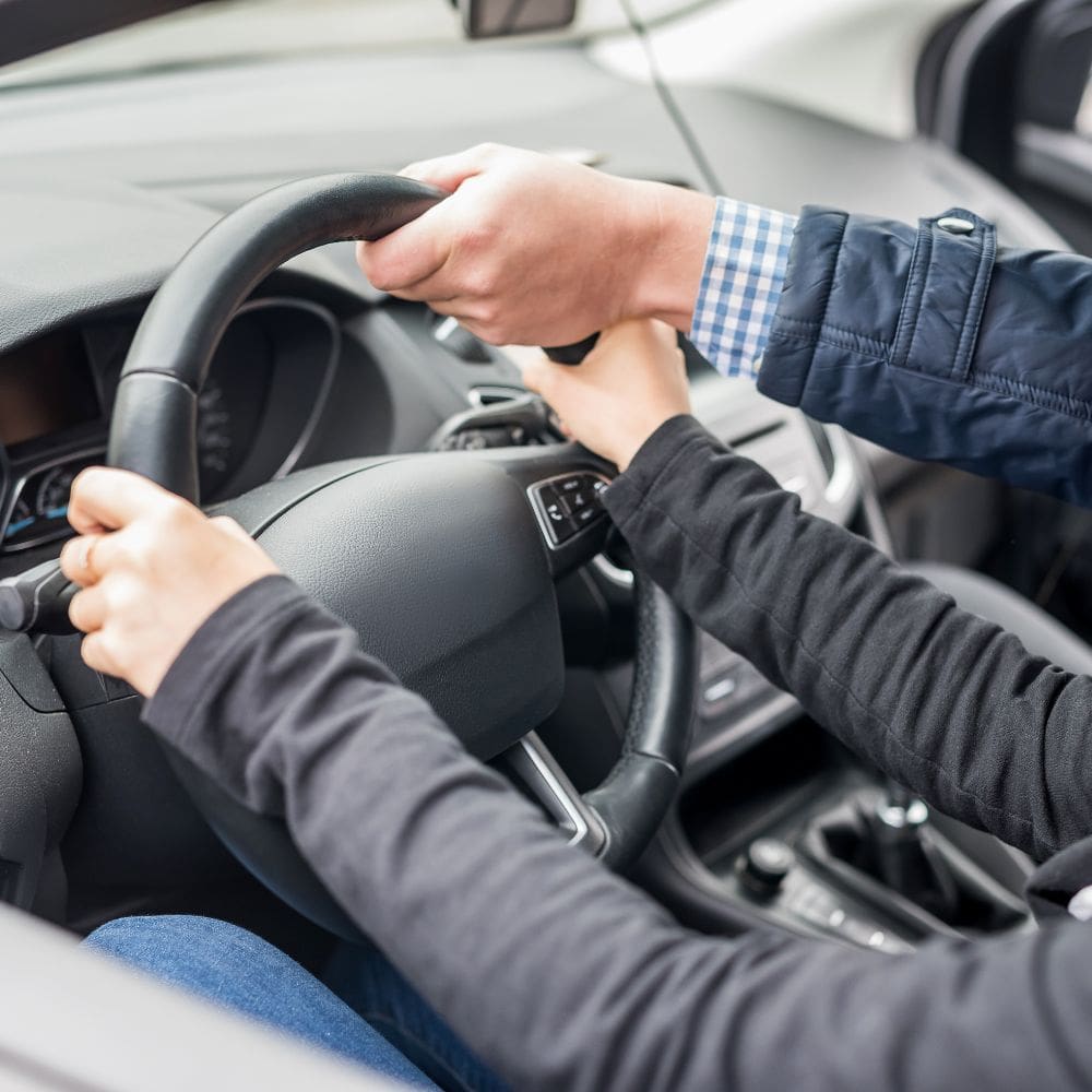 Guida accompagnata: allievo al volante con accompagnatore
